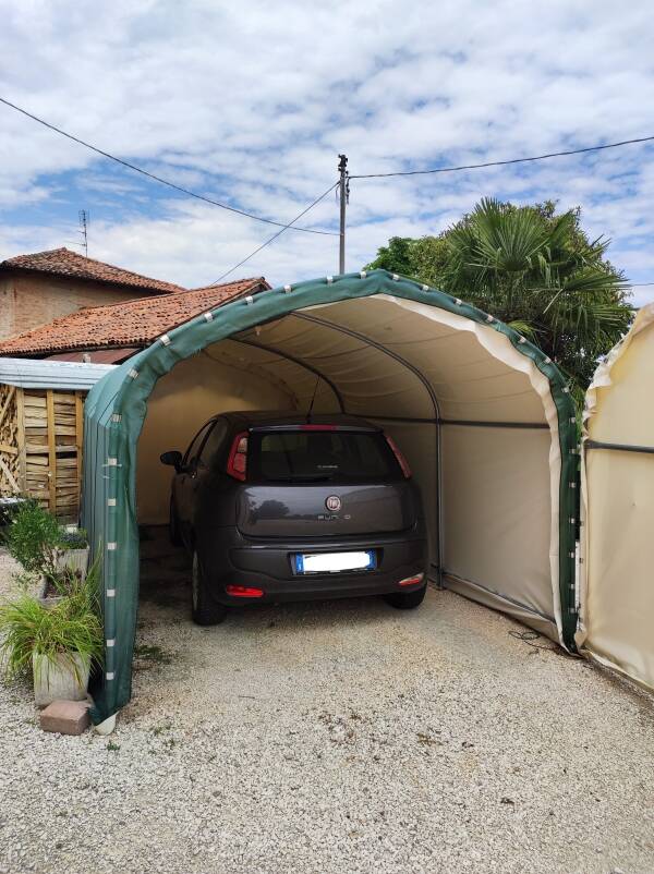 Copertura per auto con laterale dritto e telo avorio