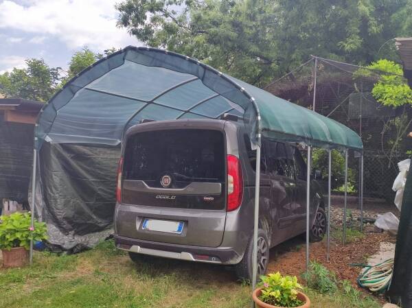 Copertura per auto con rete ombreggiante verde